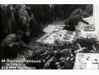 45 rocznica powstania w getcie warszawskim. Uczestnicy obchodów składają pod Pomnikiem Bohaterów Getta kwiaty i transparenty oraz palą świece.