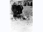 Kazimiera Leokiewicz (obecnie Gryguo) i Tekla Impierowicz (obecnie Komar) podczas pracy w łagrze Kingir (obw. Karagandyjski, Kazachstan, ZSRR).