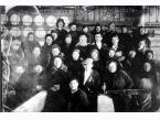 Grupa robotników (wśród nich deprotowani Polacy) osadzonych w posiołku Oziersk (Kostousowo, rej. Reż, okr. Swierdłowsk, ZSRR).