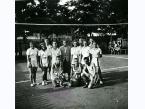 Polscy uchodźcy w Rumunii podczas II wojny światowej szkolna drużyna siatkówki polskiego liceum w Craiovej z trenerem Janem Cichym (w środku).
