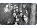 Kopalnia nr 9 w Incie (Komi, ZSRR). Górnicy (byli więźniowie łagrów) podczas pracy pod ziemią, z tyłu w środku między dwoma kolegami i stemplami stoi Zygmunt Sworobowicz.