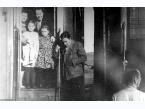 Powrót Polaków zesłanych do Krasnojarskiego Kraju (ZSRR). W drzwiach pociągu stoją Maria Michalczuk i Janina Durlik oraz Leopold Ćwikla (Świkla)