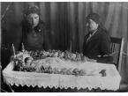 Pogrzeb zmarłej na zesłaniu w Miedwieżce (Kazachstan, ZSRR) Janiny Hryszkiewicz, przy trumnie siedzą: matka Julia Hryszkiewicz i babka Maria.