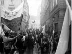 Niezależna manifestacja zorganizowana przez podziemne struktury Solidarności w rocznicę uchwalenia Konstytucji 3 Maja w Warszawie, demonstranci na ulicy Świętojańskiej.