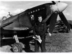 Podpułkownik pilot Aleksander Gabszewicz, dowódca operacyjny 131 Polskiego Skrzydła Myśliwskiego, na tle samolotu Spitfire na lotnisku w Sint-Denijs-Westrem koło Gandawy (Belgia).