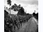 Kolumna żołnierzy niemieckich maszerująca szosą przez Sambor (woj. lwowskie). 