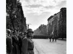 Defilada wojsk niemieckich w Alejach Ujazdowskich w Warszawie, na trybunie Adolf Hitler.