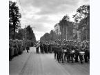 Defilada wojsk niemieckich w Alejach Ujazdowskich w Warszawie, przemarsz okiestry wojskowej.