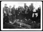 Pogrzeb członków rodziny Jaremowiczów z Żeżawy (pow. Zaleszczyki, woj. stanisławowskie), zamordowanych 11 listopada 1944 przez oddział Ukraińskiej Powstańczej Armii (UPA).