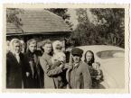Wysiedlenie rodziny Farbotników (matki i brata Jana Farbotnika) z domu rodzinnego w Biskowicach na Ukrainie. Od lewej: NN, Janina Farbotnik , Olga Farbotnik z córeczką, Antoni Farbotnik , NN