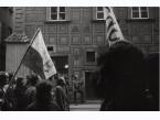 Niezależne obchody rocznicy uchwalenia Konstytucji 3 Maja zorganizowane przez podziemne struktury Solidarności w Warszawie. Demonstranci na ulicy Świętojańskiej.