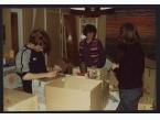 Pakowanie paczek z pomocą dla polskich dzieci, po kiermaszu w Lund (Szwecja), zorganizowanym w rocznicę wprowadzenia stanu wojennego w Polsce.