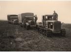 Żołnierze niemieccy na froncie wschodnim, radziecki ciągnik wyciągający z błota ciężarówki ZIS i Opel. Fot. NN, udostępnił Stanisław Blichiewicz.