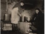 Żołnierze niemieccy na froncie wschodnim, kuchnia polowa - gotowanie obiadu. Fot. NN, udostępnił Stanisław Blichiewicz.
