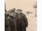 Żołnierze niemieccy na froncie wschodnim, podpułkownik Wehrmachtu dokonuje przeglądu podoficerów - na zdjęciu widoczny sierżant sztabowy i plutonowi. Fot. NN, udostępnił Stanisław Blichiewicz.