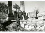 Oficerowie 2 Korpusu Polskiego wraz z przewodnikiem wśród ruin kościoła Św. Jana w Sebaste (Palestyna), około 15 października 1944