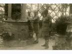 Oficerowie 2 Korpusu Polskiego w Jaffie (Palestyna). Przy studni generał Romuald Wolikowski i kapitan Jan Adamus, obok major Michel, 3 października 1943