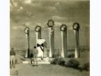 Dekoracja na pustyni z okazji rocznicy śmierci Józefa Piłsudskiego wykonane przez weteranów 2 Korpusu Polskiego z ośrodka dla weteranów w Quassasin (Egipt), 12 maja 1947
