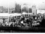 Upadek muru berlińskiego, mieszkańcy Berlina Wschodniego na przejściu granicznym między NRD a Berlinem Zachodnim na moście Oberbaumbrucke.