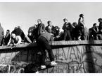 Upadek muru berlińskiego, mieszkańcy Berlina Wschodniego i Zachodniego świętują otwarcie granicy pod Bramą Brandemburską. 