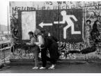 Mieszkanki Berlina pozujące do pamiątkowego zdjęcia na tle muru. 