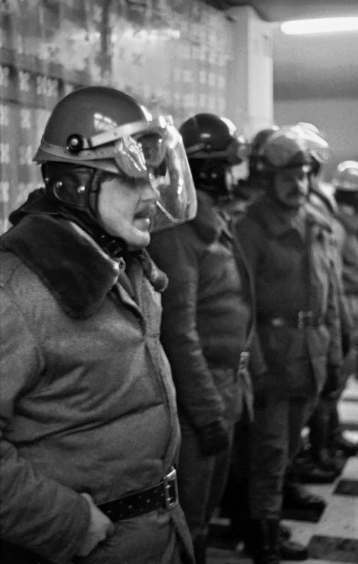Oddział ZOMO przed interwencją w czasie strajku okupacyjnego rolników w Urzędzie Miasta i Gminy w Ustrzykach Dolnych