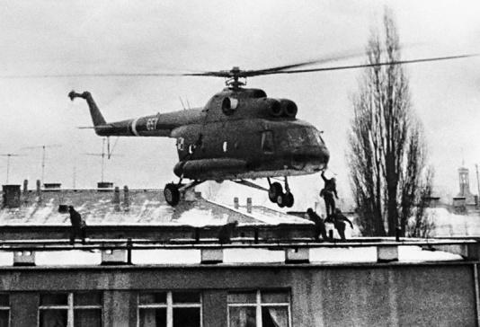 Desant z helikoptera specjalnych jednostek MO na dachu budynku Wyższej Oficerskiej Szkoły Pożarnictwa w Warszawie