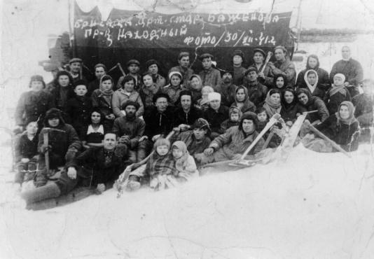 Zesłańcy pracujący w kopalni złota w miejscowości Nachodnyj (Krasnojarski Kraj, ZSRR), trzeci od lewej w środkowym rzędzie stoi Fryderyk Lebica, na zdjęciu są także jego rodzice i siostra.