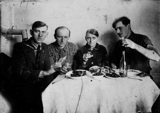 Wieczerza wigilijna rodziny Kordasów w Nowosiołowie (Krasnojarski Kraj, ZSRR). Na zdjęciu matka i synowie: Michał, Kazimierz i Franciszek