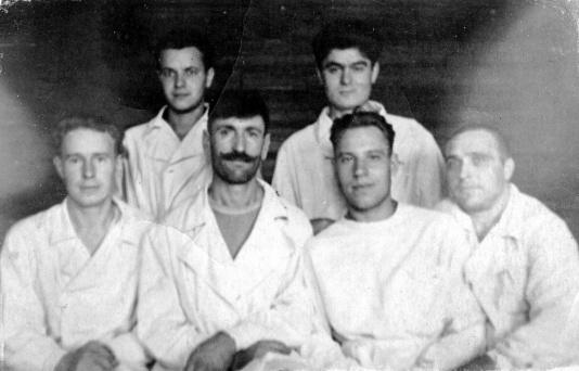 Byli więźniowie łagrów w Dżezkazgan, (Obwód Karaganda, Kazachstan, ZSRR), drugi z prawej siedzi Stanisław Niedźwiecki.