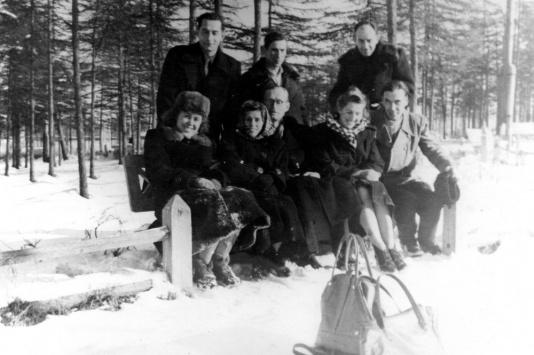 Grupa zesłańców w parku w Magadanie (Kołyma, ZSRR) przed odjazdem do Polski.