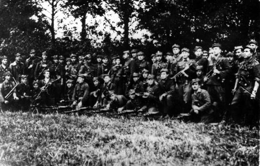 Koncentracja żołnierzy V Brygady Wileńskiej AK majora Zygmunta Szendzielarza Łupaszki (stoi w środku, z ryngrafem na lewej kieszeni munduru) pod Stoczkiem (powiat Wysokie Mazowieckie).