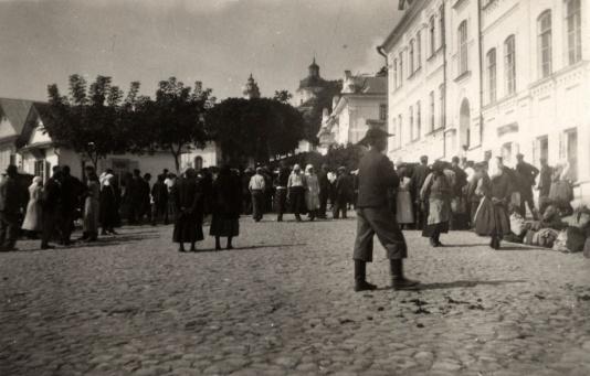 Rynek w Poczajowie (Wołyń) podczas odpustu.