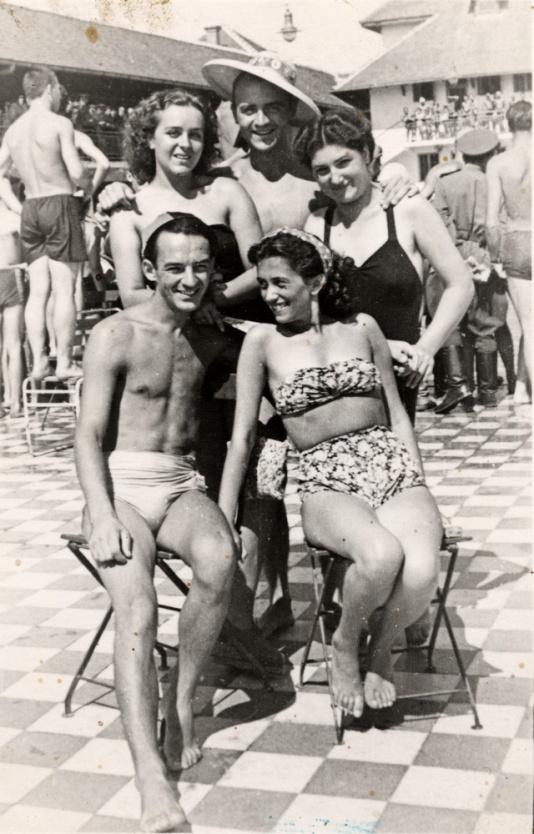 Grupa młodzieży na kąpielisku miejskim w Craiovej. Stoją od lewej Janka Gondek, Tadeusz Gaydamowicz, Krysia Bohdanowicz, siedzą Marian Komski i Erna Moses.