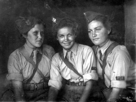 Dziewczęta z Pomocniczej Służby Kobiet tworzonej przy Polskich Siłach Zbrojnych w ZSRR. Zdjęcie wykonano w Taszkencie (Uzbekistan, ZSRR), pierwsza z lewej siedzi Alina Batowska.