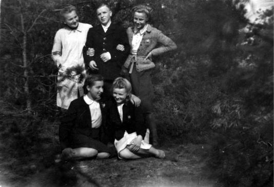 Uczniowie uczęszczający na tajne komplety w Wilejce, w środku stoi Stanisław Paczkowski, z lewej siedzi Zofia Giessówna. 