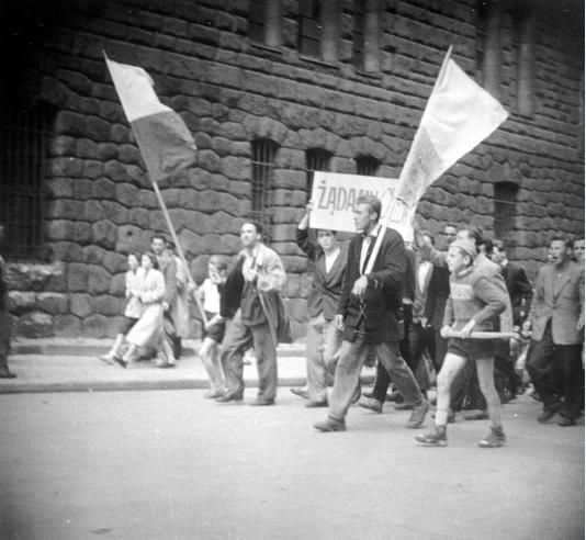 Protestujący robotnicy maszerują ulicami Poznania z hasłem Żądamy chleba. Fotografię wykonali funkcjonariusze UB w celu identyfikacji manifestantów.