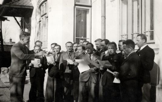 Kompozytor Stanisław Wisłocki podczas próby ze swoim chórem, złożonym z polskich uchodźców w Ploesti, (Rumunia).