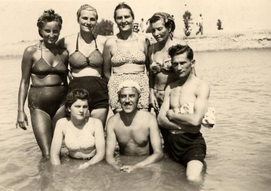 Kąpiel grupy polskich uchodźców nad rzeką Jiu niedaleko Craiovej. Pierwsza z lewej Olga Mikulska