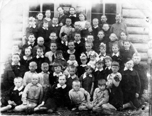 Grupa uczniów i nauczycielki (p. Czyżewska, Szlachciuk i Halina Jacyna) szkółki polskiej w posiołku 98 Kiłometr (Ałtajski Kraj, ZSRR), zamieszkałym przez większą grupę deportowanych Polaków