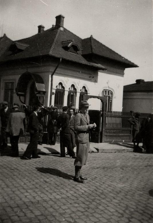 Kompozytor Stanisław Wisłocki przed Domem Polskim w Ploesti (Rumunia).