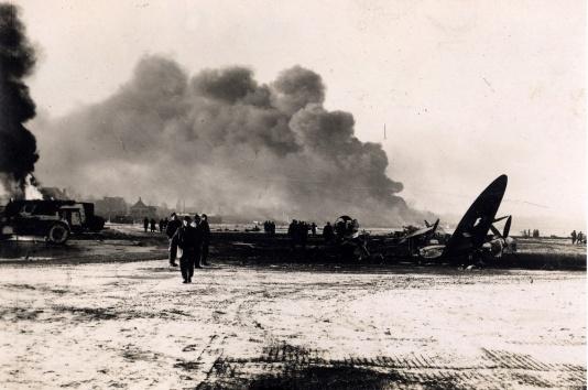 Lotnisko polowe aliantów w Sint-Denijs-Westrem pod Gandawą (Belgia) po bitwie powietrznej z Niemcami