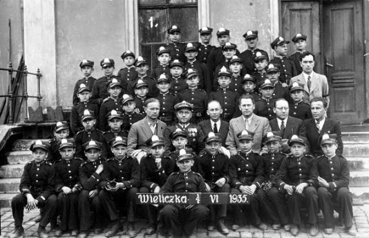Uczniowie I Korpusu Kadetów im. Marszałka Piłsudskiego ze Lwowa wraz z nauczycielami na wycieczce szkolnej w Wieliczce.