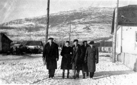 Feliks Milan (pierwszy z prawej) wraz z grupą zesłanców oczekujących po uwolnieniu z łagru w Orotukanie (Kołyma, ZSRR) na powrót do Polski.