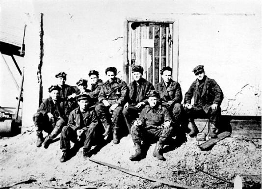 Polacy, byli więźniowie, pracujący po uwolnieniu z łagru jako górnicy z kopalni nr 40 w Workucie (Komi ASRR, ZSRR) podczas odpoczynku