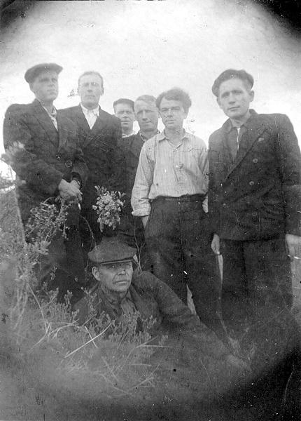 Grupa Polaków zwolnionych z łagrów, przebywajaca na tzw. wolnej zsyłce w Magadanie (ZSRR).