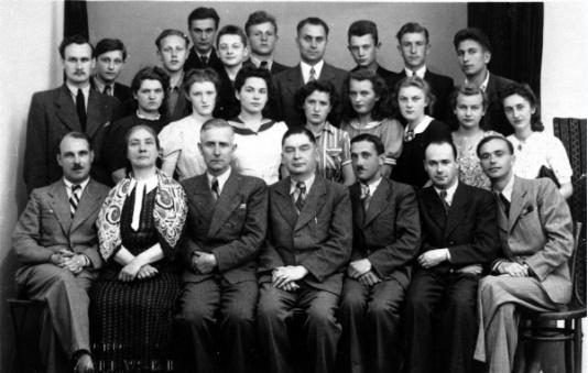 Zdjęcie pamiątkowe  ucznioow i kadry pedagogicznej polskiego gimnazjum w Craiovej na zakończenie roku szkolnego 1939-40.