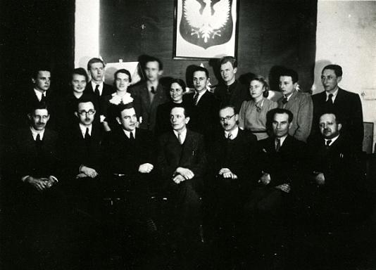Polscy uchodźcy w Rumunii podczas II wojny światowej - grono profesorskie liceum w Craiovej (Rumunia) i uczniowie, którzy przystąpili do matury.