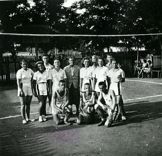 Polscy uchodźcy w Rumunii podczas II wojny światowej szkolna drużyna siatkówki polskiego liceum w Craiovej z trenerem Janem Cichym (w środku).