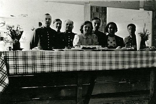 Przygotowania do śniadania wielkanocnego w obozie internowania w Targu Jiu, (Rumunia).